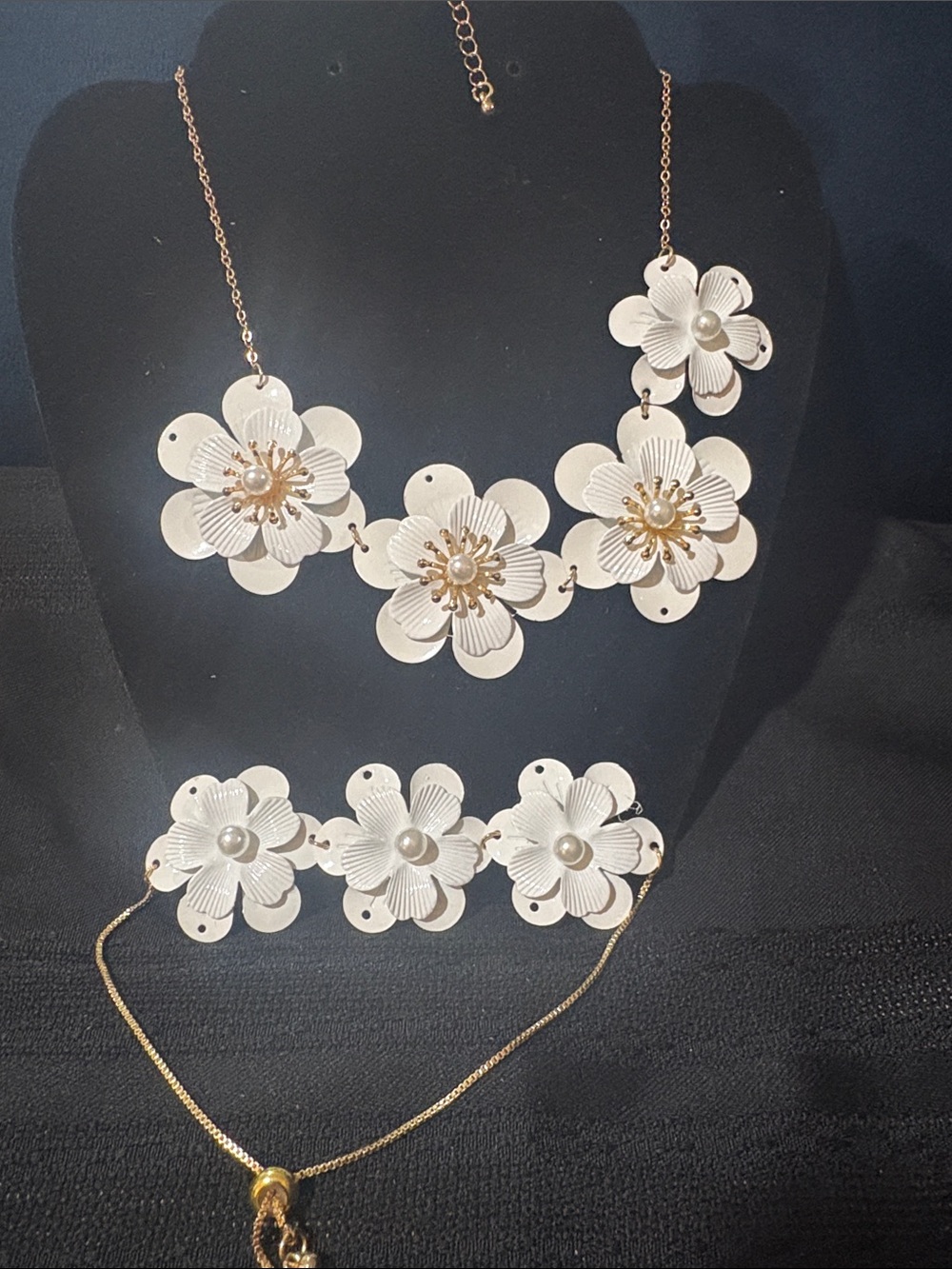 Elegant White Floral Statement Necklace and Bracelet Set
